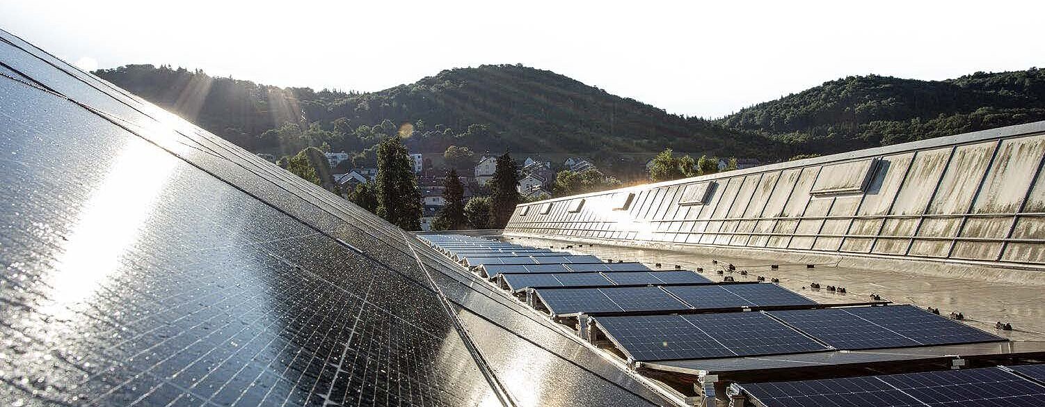 Dach des RUD Gebäudes mit Photovoltaik-Anlage