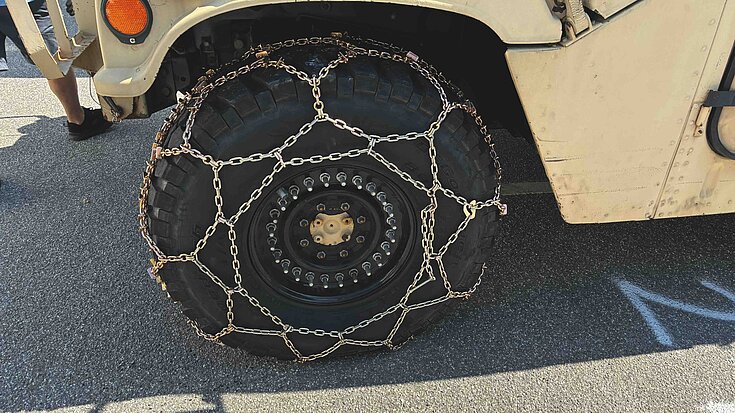 Gleitschutzkette an militärischen Fahrzeug