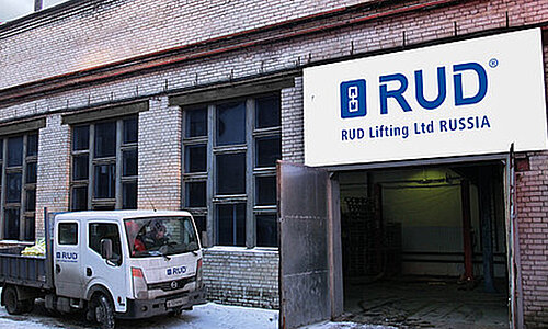 Außenansicht des RUD Lifting Ltd. Russia Standorts mit Firmenlogo und RUD Lkw vor dem Gebäude.