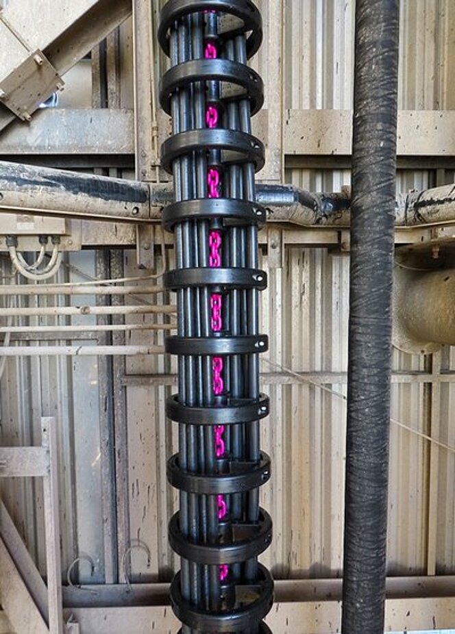 Nahaufnahme einer robusten Energieführungskette mit integrierter RUD ICE-Kette zur sicheren Kabelführung in industrieller Umgebung.