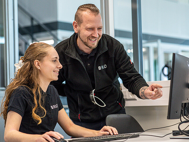RUD Mitarbeitende im Büro: Eine Frau und ein Mann arbeiten gemeinsam am Computer und besprechen Inhalte auf dem Bildschirm.