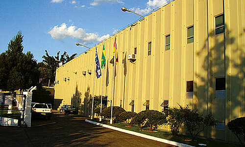 Außenansicht des RUD Correntes Industriais Ltd. Gebäudes in Brasilien mit Flaggen vor dem Eingang.
