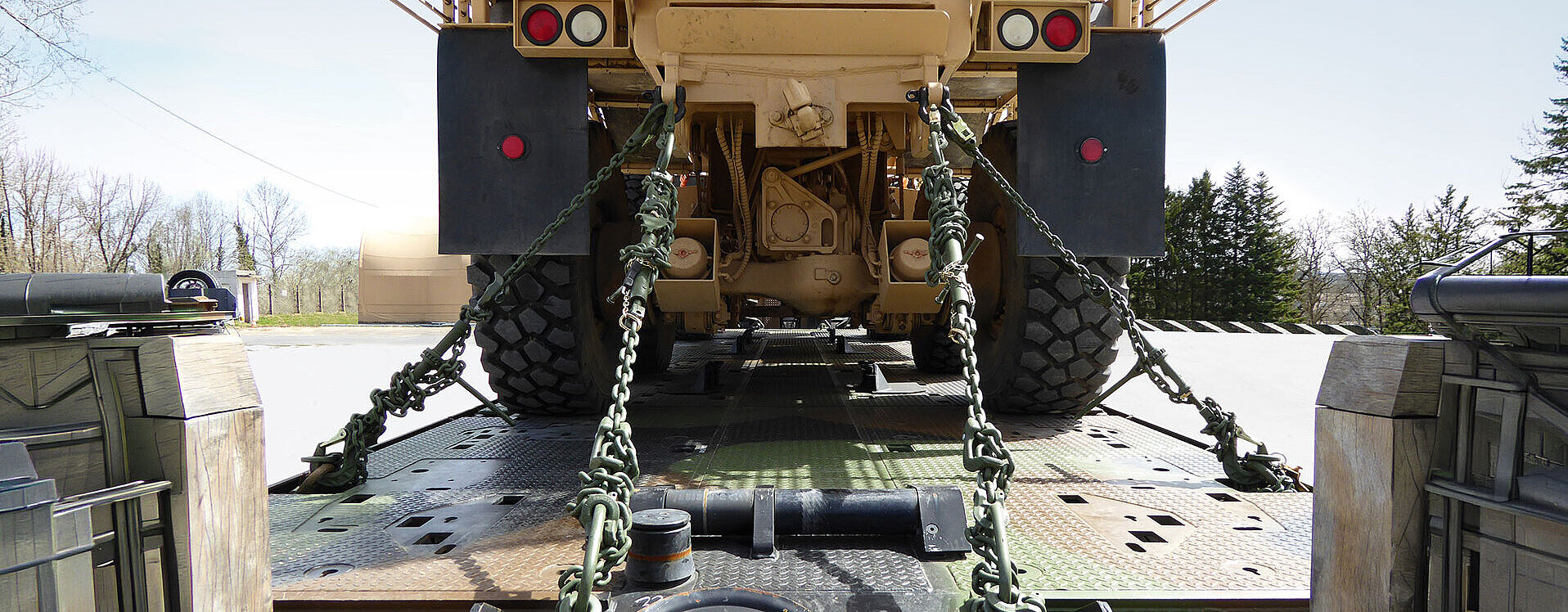 Militärfahrzeug wird mit RUD Zurrketten auf einer Transportplattform gesichert