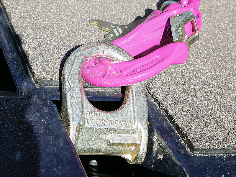 RUD-Zurrhaken auf Ladefläche.