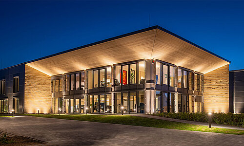 Eingangsbereich der RUD SpanSet GmbH Ramstein mit Glassfassade und Firmenschild.