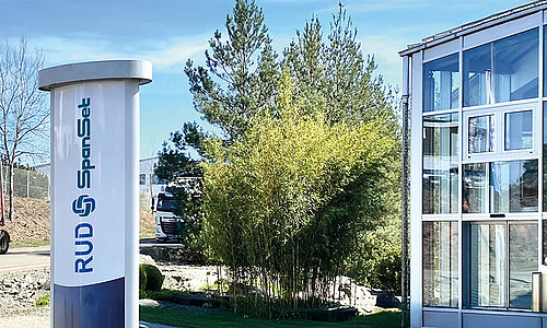 Eingangsbereich der RUD SpanSet GmbH Ramstein mit Glassfassade und Firmenschild.