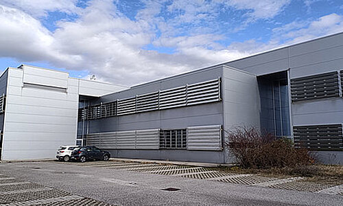 Außenansicht des Gebäudes von Weissenfels Catene Neve S.r.l., einem Standort der RUD Gruppe.