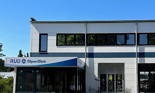Gebäude der RUD SpanSet GmbH in Übach-Palenberg mit Eingangsbereich und Logo über dem Eingang.