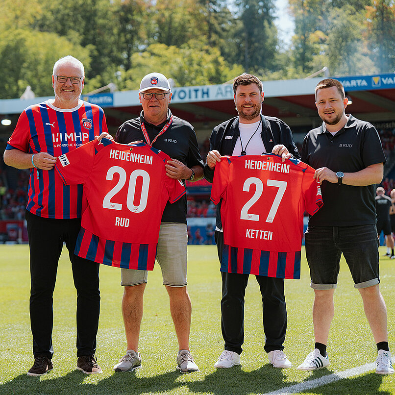 Holger Sanwald (Vorstandsvorsitzender 1. FC Heidenheim 1846), Hermann Kolb (Bereichsleiter des Geschäftsbereichs Anschlag- und Zurrmittel RUD), Thomas Schreitt (FCH Bereichsleiter Vertrieb) und Patrick Biffart (Marketing Manager RUD)