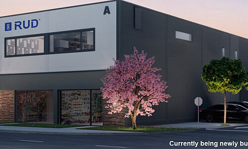 Bürogebäude von RUD Lifting Equipment Bulgaria OOD mit großem RUD-Logo an der Fassade.