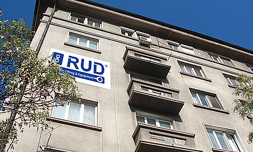 Bürogebäude von RUD Lifting Equipment Bulgaria OOD mit großem RUD-Logo an der Fassade.