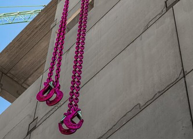 RUD ICE-Kettengehänge mit Haken hängen an einer Stahlbetonwand des Neubaus der Papierfabrik Palm in Aalen.