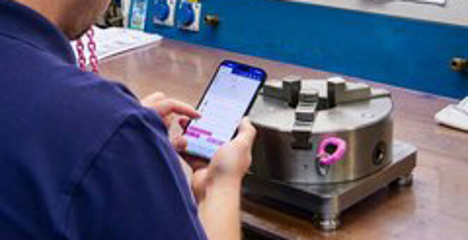 Mitarbeiter verwendet den RUD Anschlagmittel-Konfigurator am Smartphone (detail).