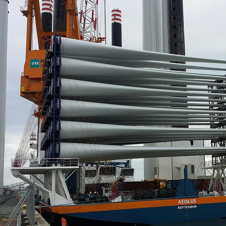Schiff Aeolus transportiert sicher Windradblätter mit RUD-Ketten für Offshore-Windparks.