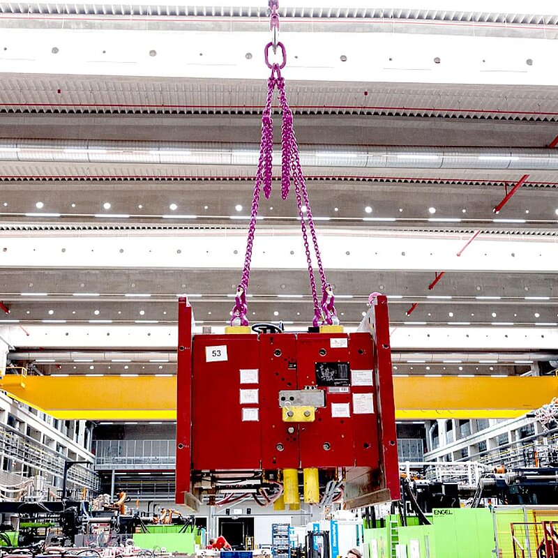 Hebevorgang eines Großcontainers mit einem 4-Stang-Gehänge