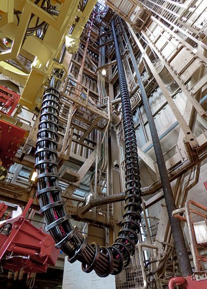 Bentec Cable Chain mit integrierter RUD ICE-Kette, die Kabel sicher und flexibel über große Höhen führt und vor Beschädigungen schützt.