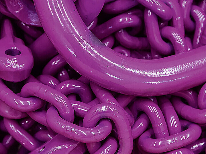 Verschiedene Kettenglieder im typischen RUD-Pink