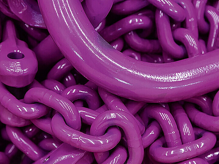 Verschiedene Kettenglieder im typischen RUD-Pink