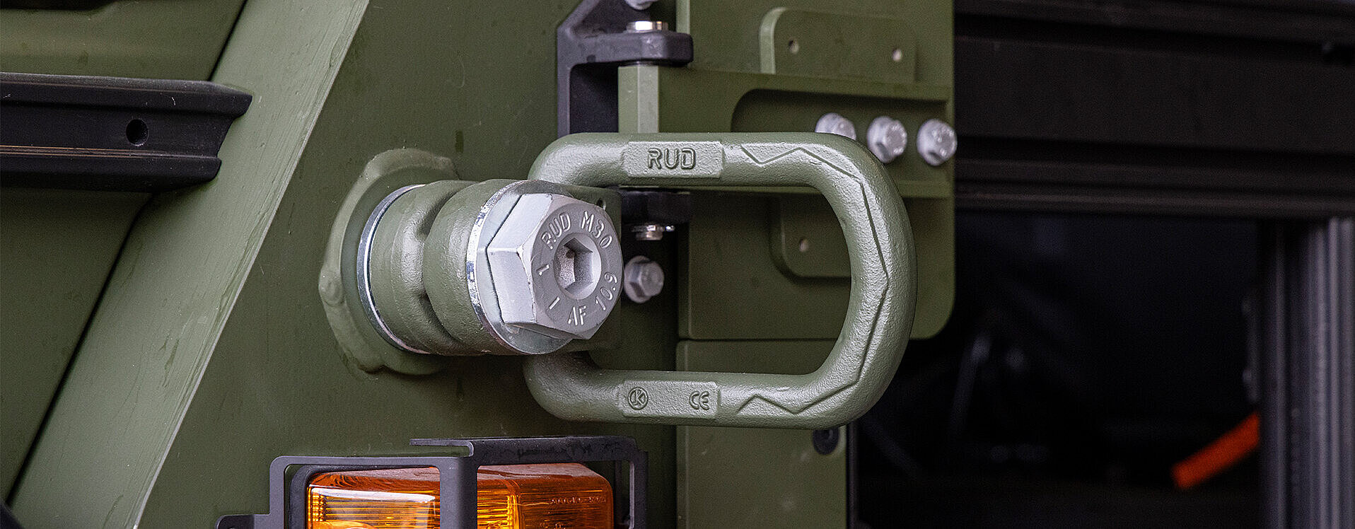 RUD Anschlagpunkt an einem militärischen Fahrzeug zur sicheren Befestigung und Verzurrung von Lasten