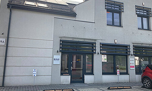 Bürogebäude von RUD Lifting Polska Sp. z o.o. mit RUD-Logo am Eingang.