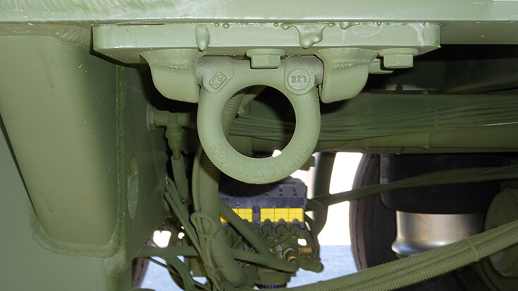 RUD Zurrpunkt unterhalb eines Militärfahrzeugs, montiert am Fahrgestellrahmen.