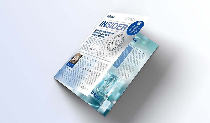 RUD Insider Ausgabe 1/2025, mit Artikeln über Wirtschaft und Innovation, sowie einem Bild eines Mitarbeiters und einer '1'-Skulptur.