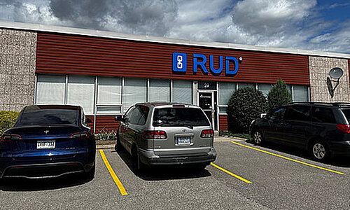 RUD Conveyor and Drive North America Ltd. Standort mit Firmenlogo an der Fassade und Parkplätzen davor.
