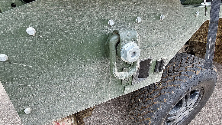 Nahaufnahme eines befestigten RUD Zurrpunkts an einem Militärfahrzeug, bereit für den sicheren Transport.