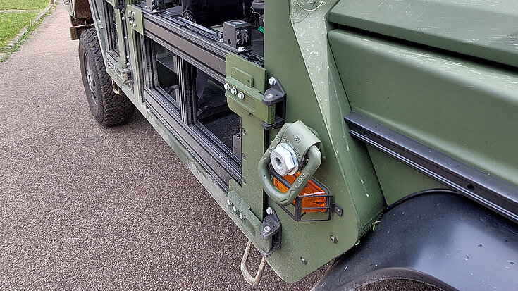 RUD Zurrpunkt an der Seite eines Militärfahrzeugs, direkt über dem Blinker montiert.