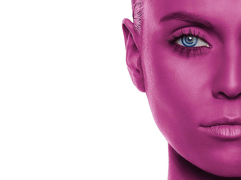 Halbes pink eingefärbtes Frauengesicht mit technischer blauer Iris auf weißem Hintergrund.