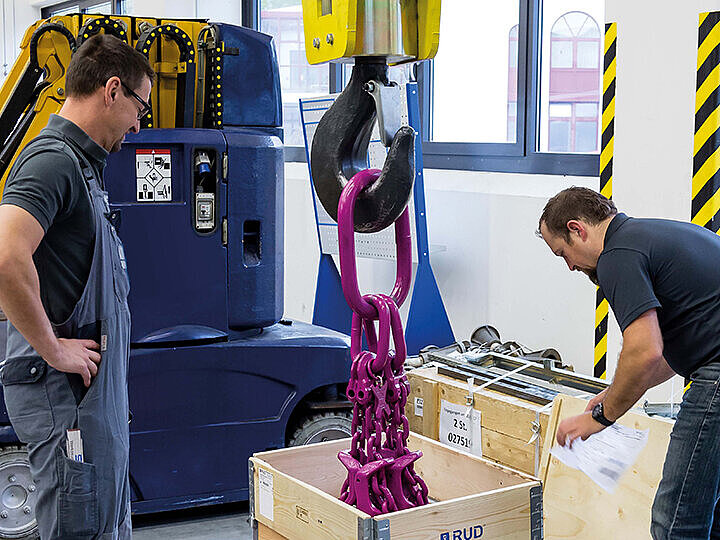 Prüfer beim zusammensetzen eines Kettengehänges