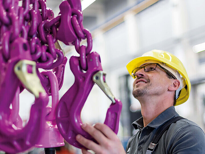 Prüfer bei der Begutachtung eines Kettengehänges