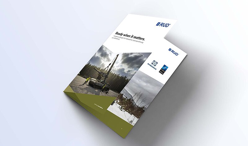 Produktkatalog für den Defence Bereich von RUD, mit einer Anwendung von Anschlagketten die einen Panzerturm anheben
