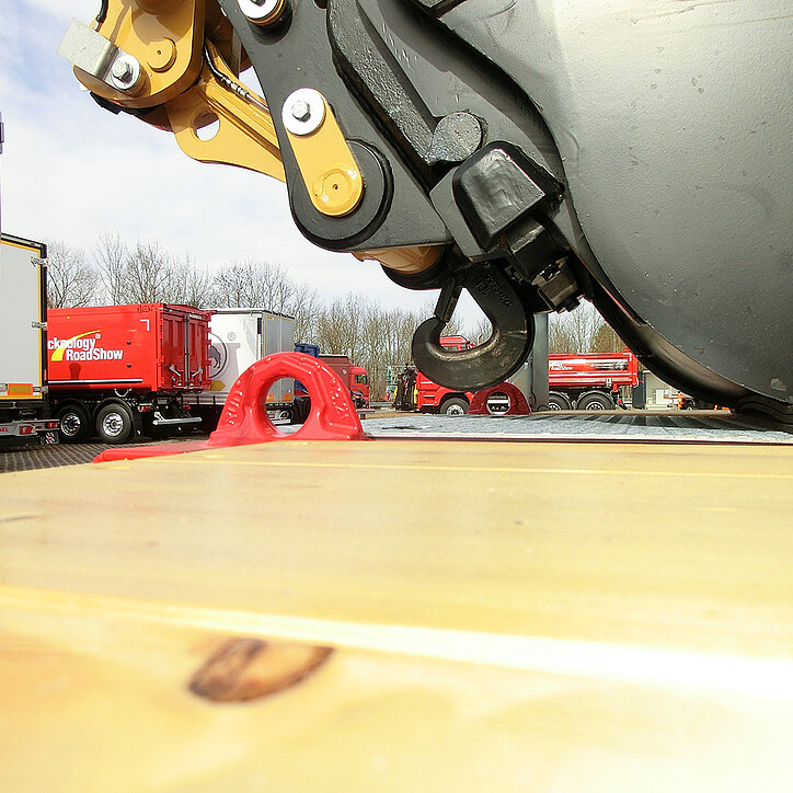 RUD L-ABA Zurrpunkt auf Ladefläche mit Baggerhaken in Transportstellung.