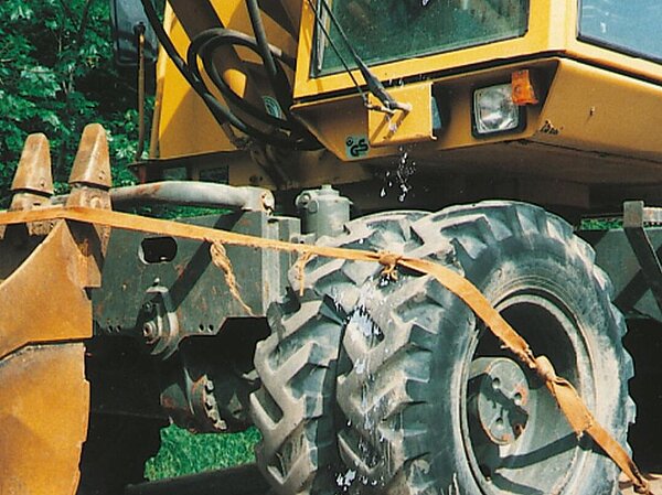 Beispiel fehlerhaftes Befestigen durch Spannseile. Schaufelbagger unzureichend festgezurrt