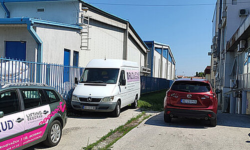 Firmengebäude von RUD SpanSet d.o.o. in Belgrad mit Firmenfahrzeugen im Vordergrund.