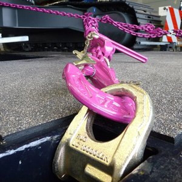 Optilash Click Zurrsystem von RUD in Anwendung an einem Kettenfahrzeug, befestigt an Zurrpunkt mit 10.000 daN.