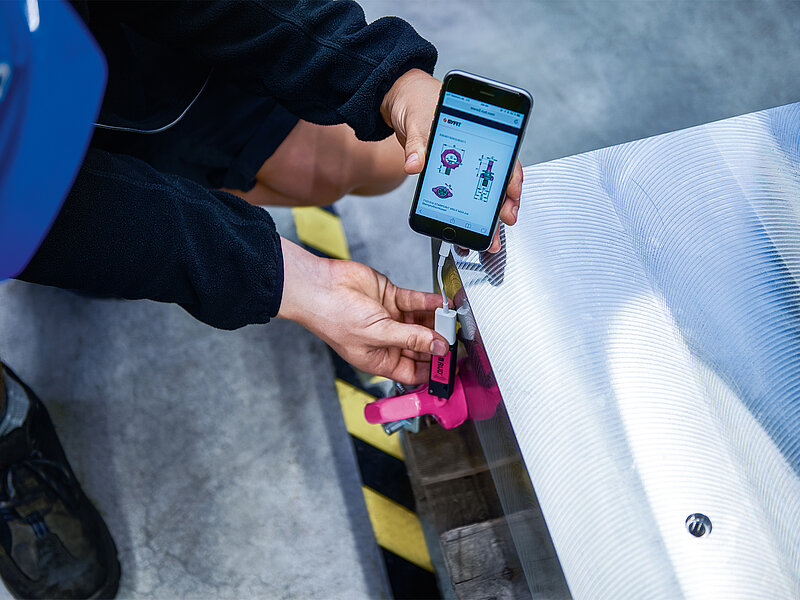 RUD Blue-ID System im Einsatz: Überprüfung eines Anschlagpunkts per Smartphone-Scan.