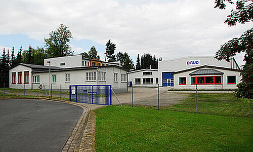 Außenansicht des Standorts Herfurth & Engelke Förderanlagen GmbH mit RUD Logo am Gebäude.