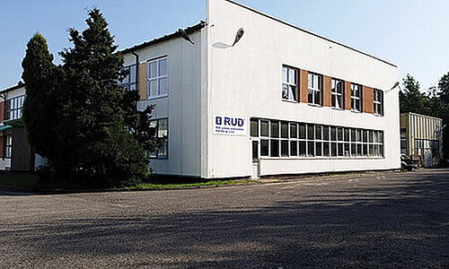 Gebäude von RUD Systemy Przenoszenia Polska Sp. z o.o. mit RUD-Logo an der Fassade.