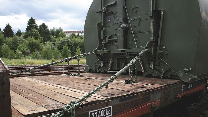 Ladungssicherung eines Militär-Containers auf einem Fahrzeug