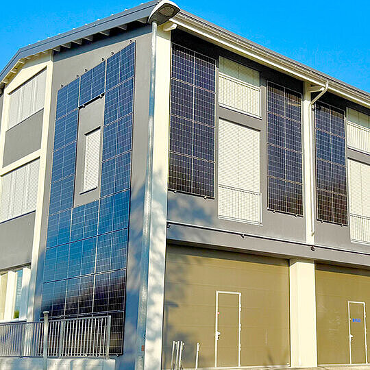 RUD Logo auf blauem Hintergrund mit Kettensymbol als Markenzeichen des Unternehmens.