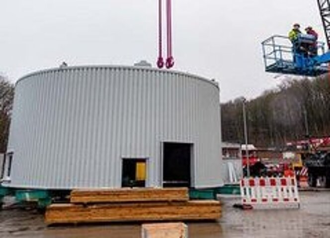 Ein 16 Tonnen schweres Silodach wird mit RUD ICE-2-Strang-Gehängen für die Montage per Kran angehoben.