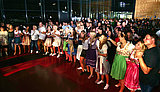 Mit Lederhose und Dirndl wird geschunkelt beim Hit vom Ed Sheeran auf der „RUD PARTY Night“. Mit Lederhose und Dirndl wird geschunkelt beim Hit vom Ed Sheeran auf der „RUD PARTY Night“.
