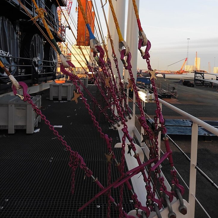 RUD-Ketten und Verbindungselemente sichern die Ladung auf dem Deck eines Offshore-Transportschiffs.