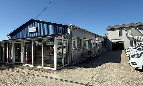 Firmengebäude von RUD SpanSet Kft. mit Eingangsbereich und Firmenlogo.