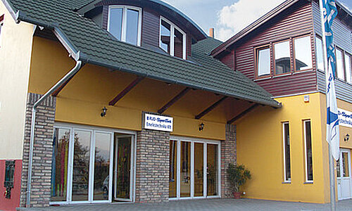 Firmengebäude von RUD SpanSet Kft. mit Eingangsbereich und Firmenlogo.