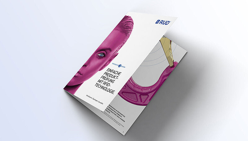 Flyer von RUD für das Blue-ID-System zur einfachen Produktprüfung mit RFID-Technologie, mit einem Bild einer pinken Frauengesichtshälfte und einem Produkt.