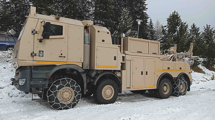 Schneekette an Militär-Fahrzeug