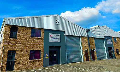 Außenansicht des Standorts Special Industrial Supplies Ltd. mit Backsteingebäude und blauen Toren.